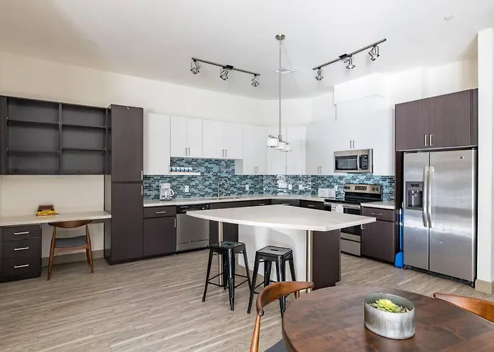 Apartment Modern 2br Cozysuites Town Waterfront!
